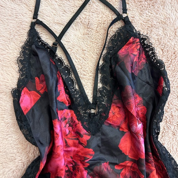 ✮⋆˙ Victorias Secret floral slip - Picture 3 of 4